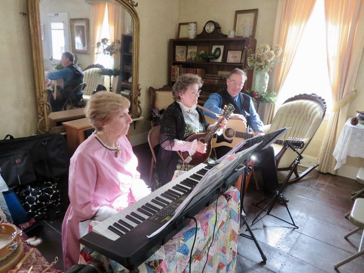 Fleur de Lys performing at The Rice Homestead Christmas Open House