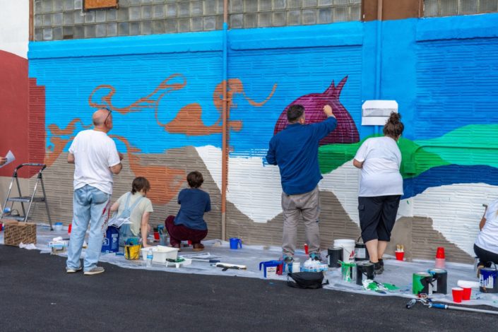 Justin Como as Lead Artist at the Stone Soup American Bistro and Beer Garden Mural Event. Justin Como as Lead Artist at the Stone Soup American Bistro and Beer Garden Mural Event.