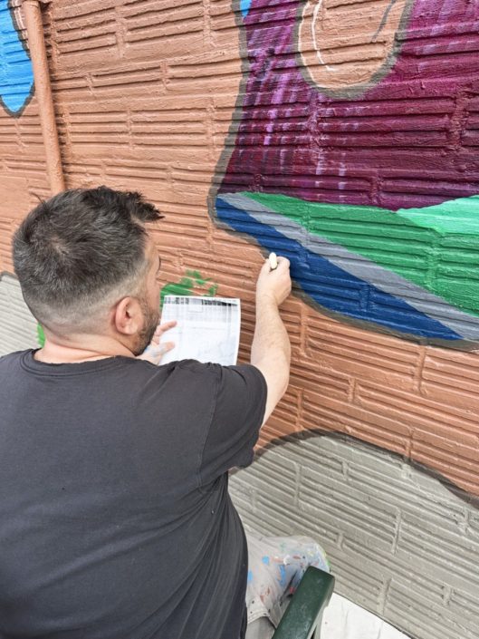 Justin Como as Lead Artist at the Stone Soup American Bistro and Beer Garden Mural Event. Justin Como as Lead Artist at the Stone Soup American Bistro and Beer Garden Mural Event.