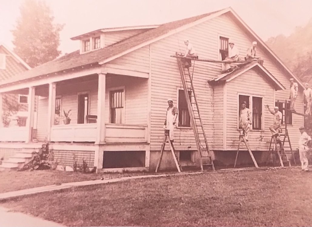 George Gressler’s work crew in a “staged photograph.”