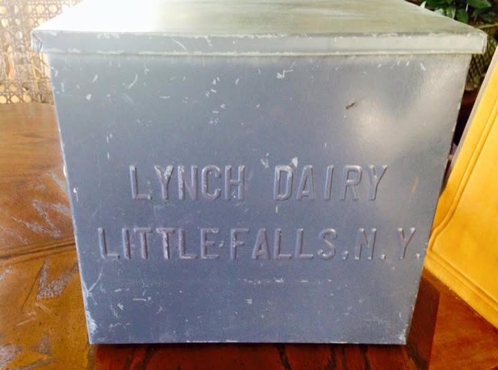 Picture of a Lynch’s Dairy insulated porch milk box