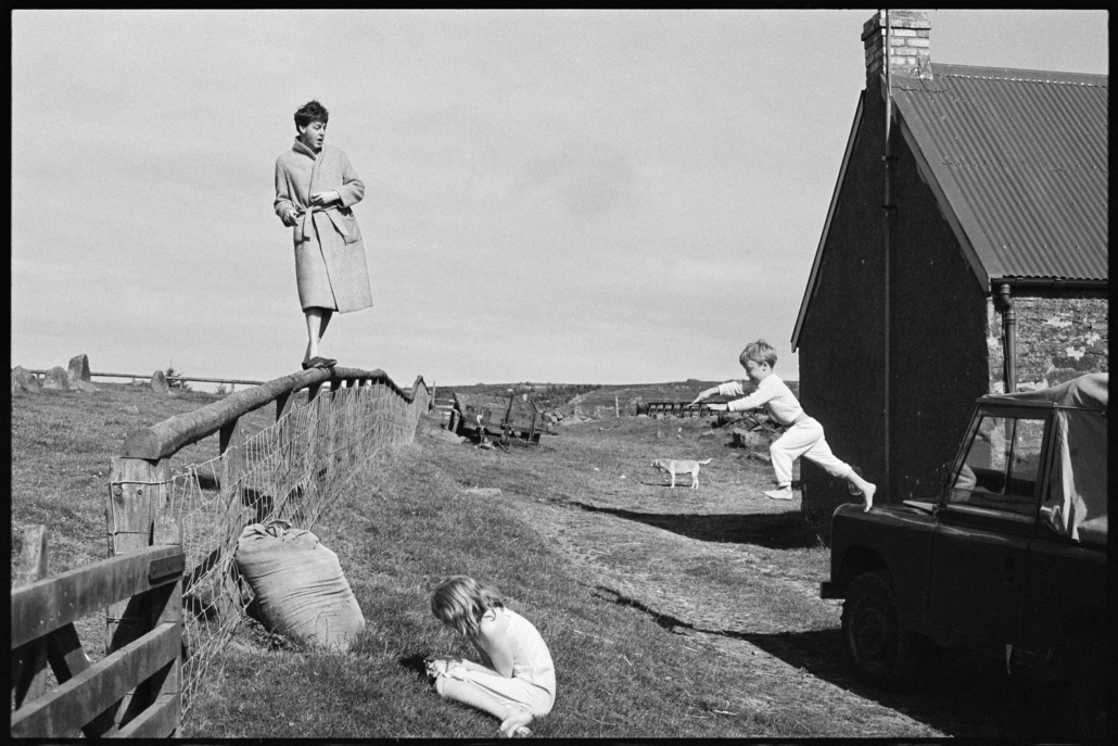Paul, Stella and James, Scotland © 1982 Paul McCartney under exclusive licence to MPL Archive LLP. Photographer: Linda McCartney